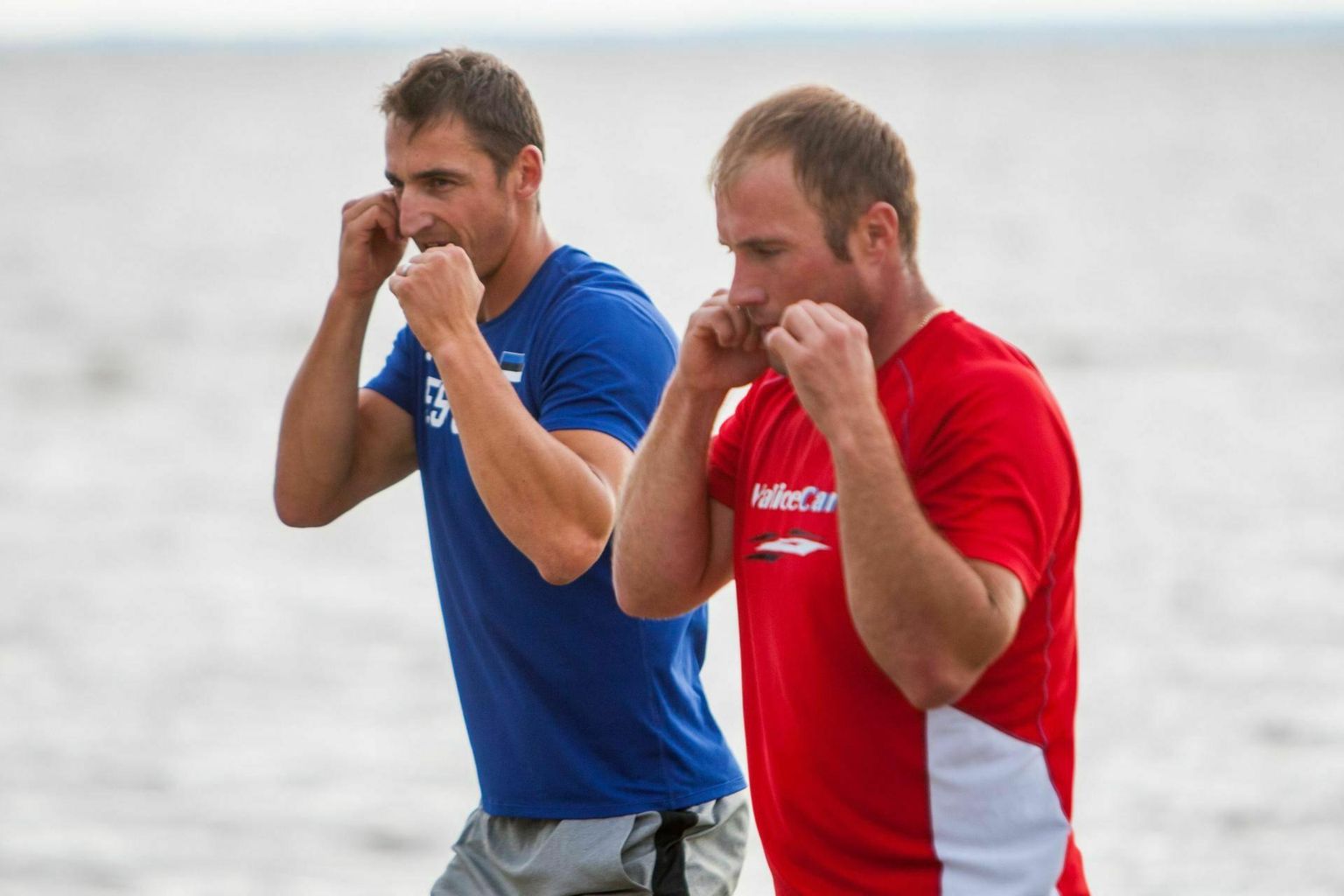 Tiitlivõistlustelt medaleid võitnud sõudjad Allar Raja (vasakul) ja Andrei Jämsä on teistegi spordialadega tutvust teinud, näiteks on nad kaasa löönud kontaktivabal MMA- ehk maasvõitluse treeningul.
