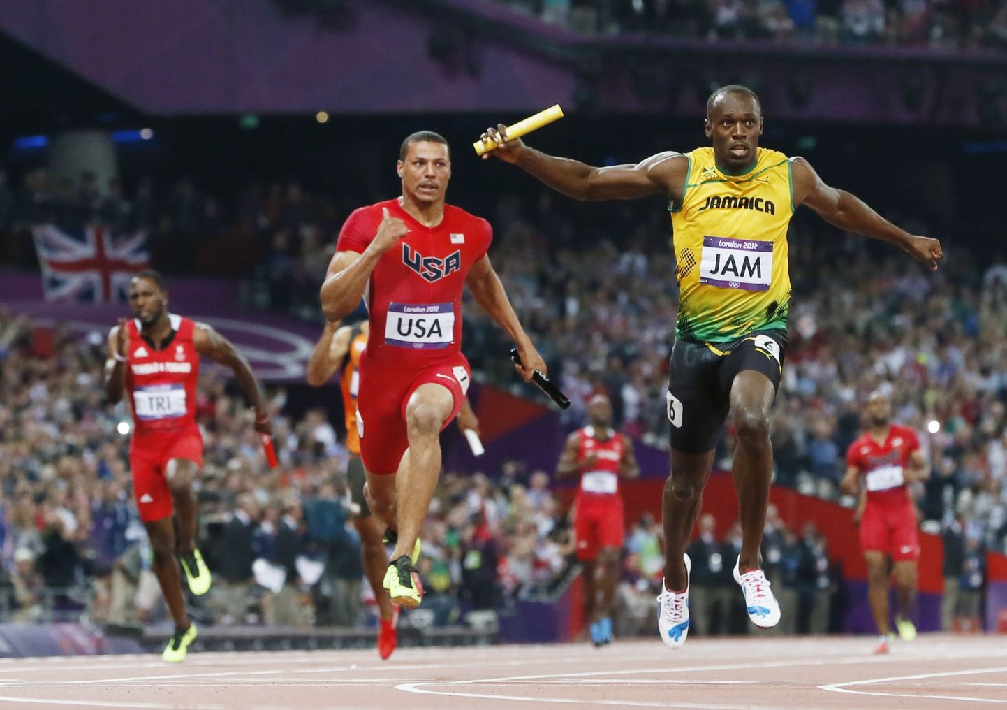 Usain Bolt (paremal) tunnustas ameeriklastest konkurente.