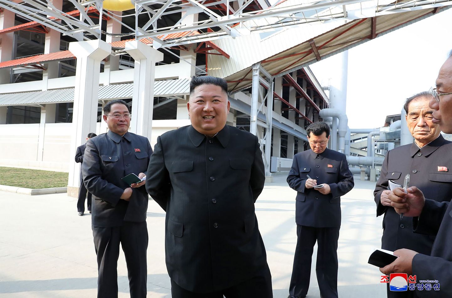 Põhja-Korea meedia avaldatud fotod, millel on liider kim Jong-uni näha Suchoni uue väetisetehase avamisel