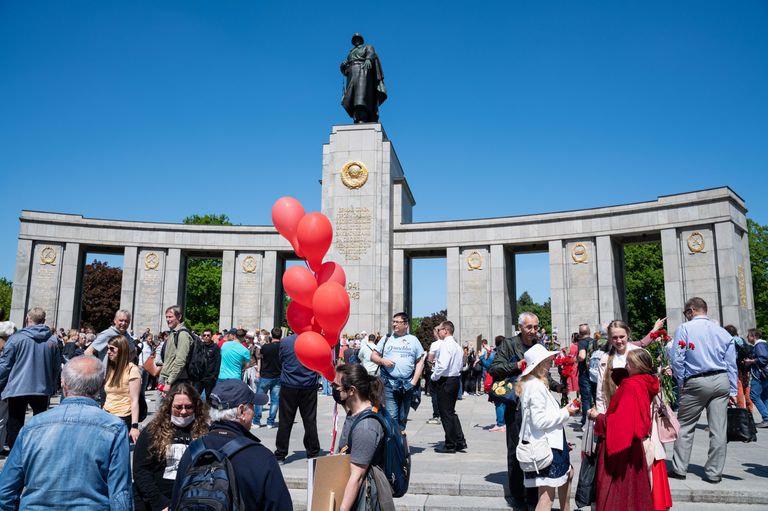 Шествие Бессмертного полка у мемориала советским войскам в Тиргартене, Берлин, 9 мая 2022.