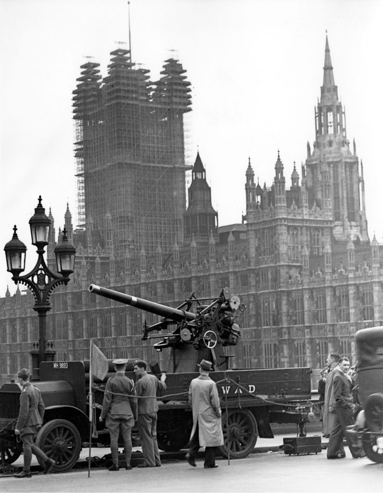 Õhutõrjekahur Teise maailmasõja ajal parlamendihoone ees.