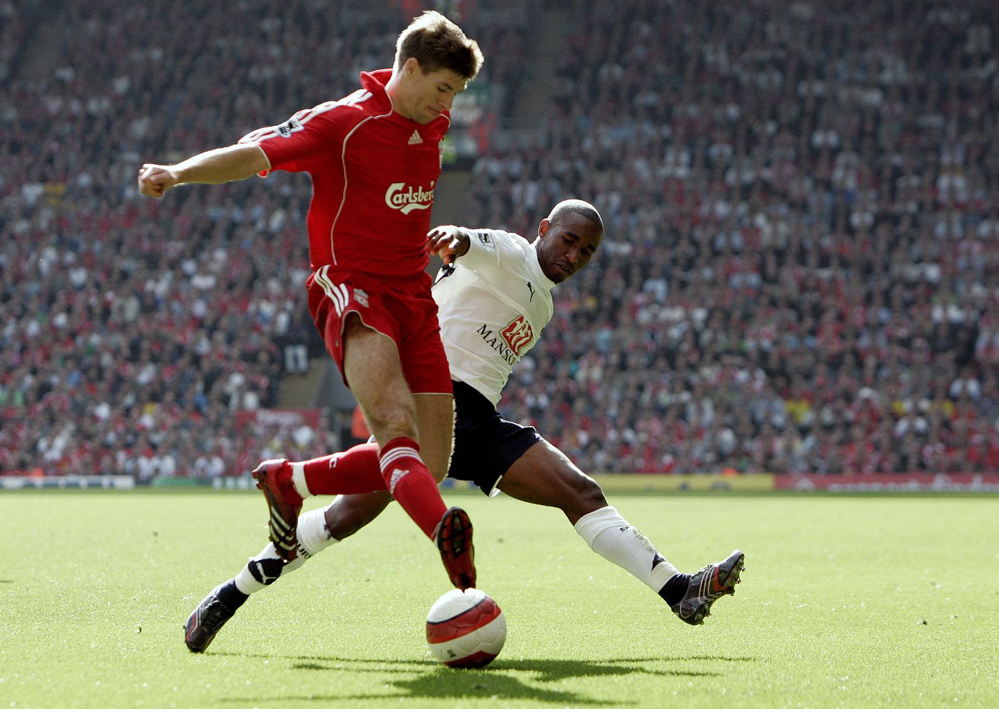 Steven Gerrard (punases) ja Jermain Defoe (valges) mängisid 2006. aastal teineteise vastu.