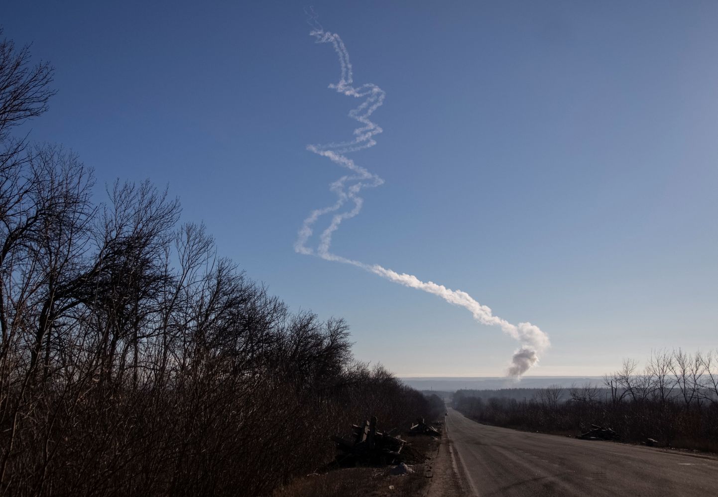 Dūmi no raķetes Ukrainas debesīs. Attēls ilustratīvs.