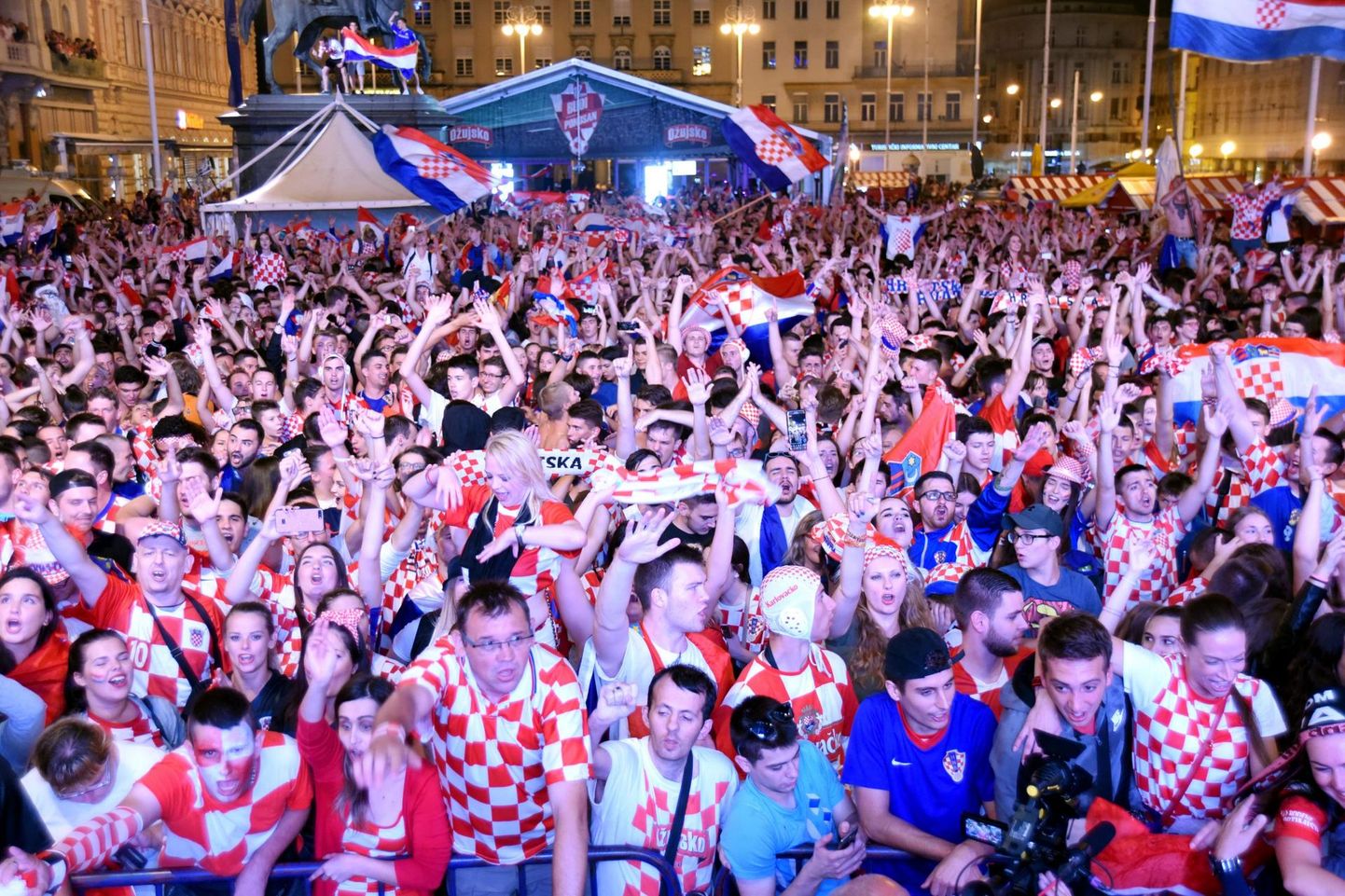 Horvaatia poolehoidjad Zagrebi keskväljakul pärast võitu Inglismaa üle. FOTO: Denis Lovrovic/AFP/Scanpix
