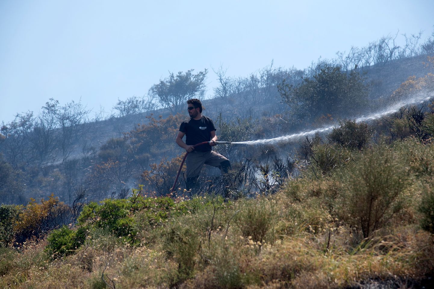 Tuletõrjujad ja kohalikud elanikud püüavad kustutada Evia saarel lõõmavaid maastikupõlenguid.
