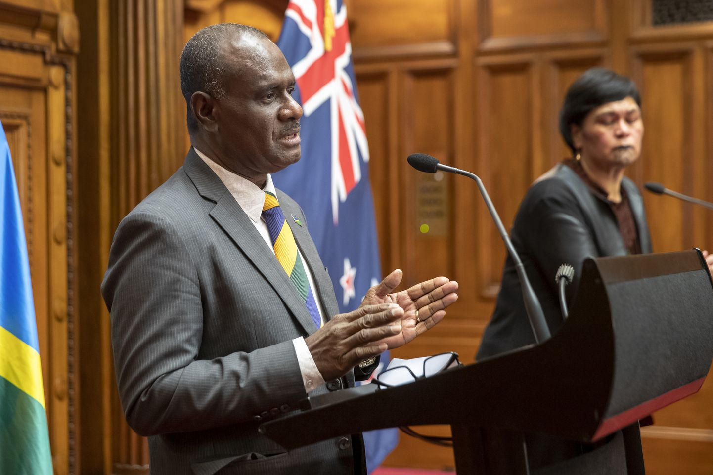 Saalomoni Saarte välisminister Jeremiah Manele (vasakul) ja tema Uus-Meremaa kolleeg Nanaia Mahuta ühispressikonverentsil Wellingtoni parlamendihoones.