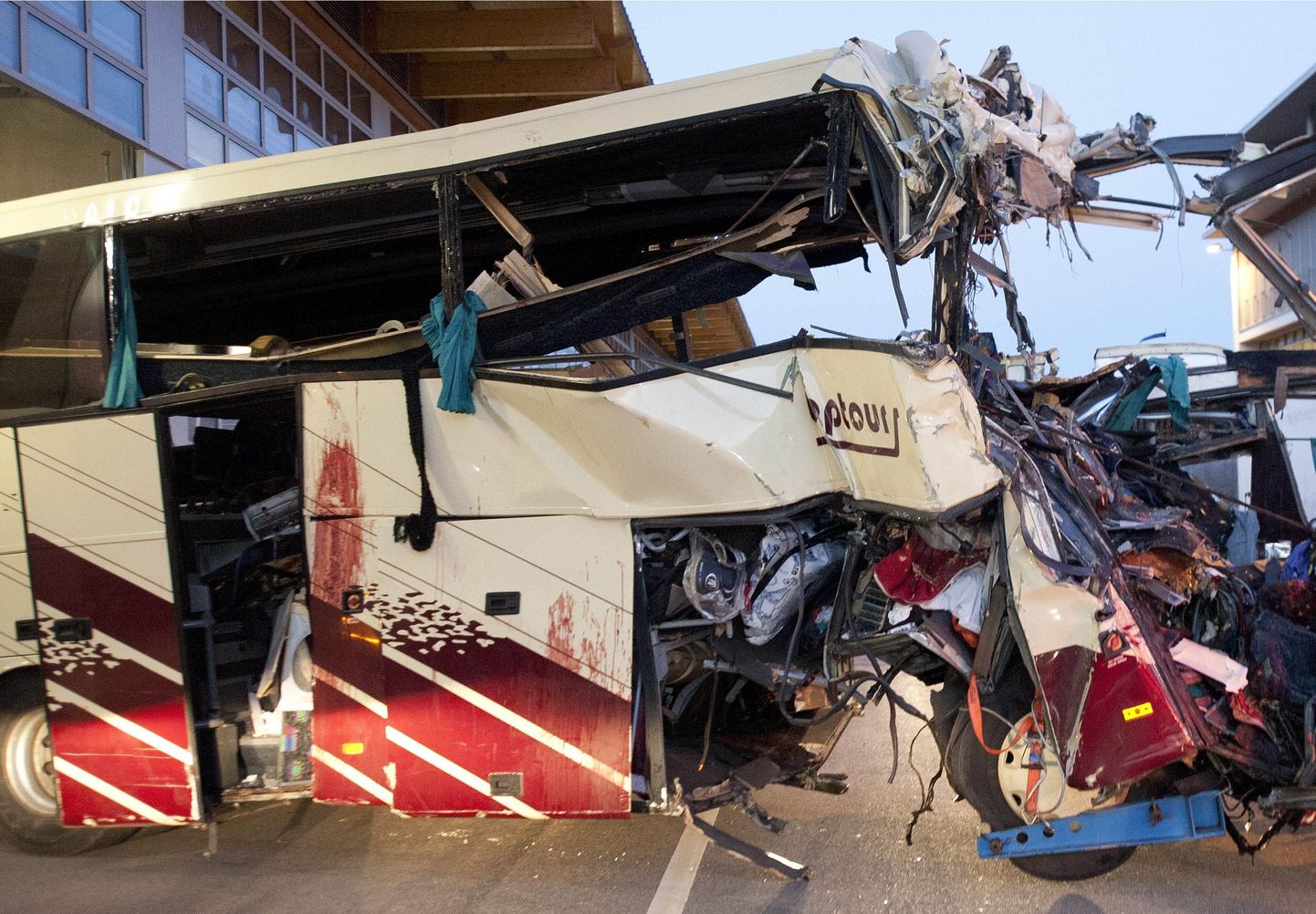 Šveitsis bussiõnnetuses kannatada saanud tulid koomast välja. Fotol õnnetusbuss