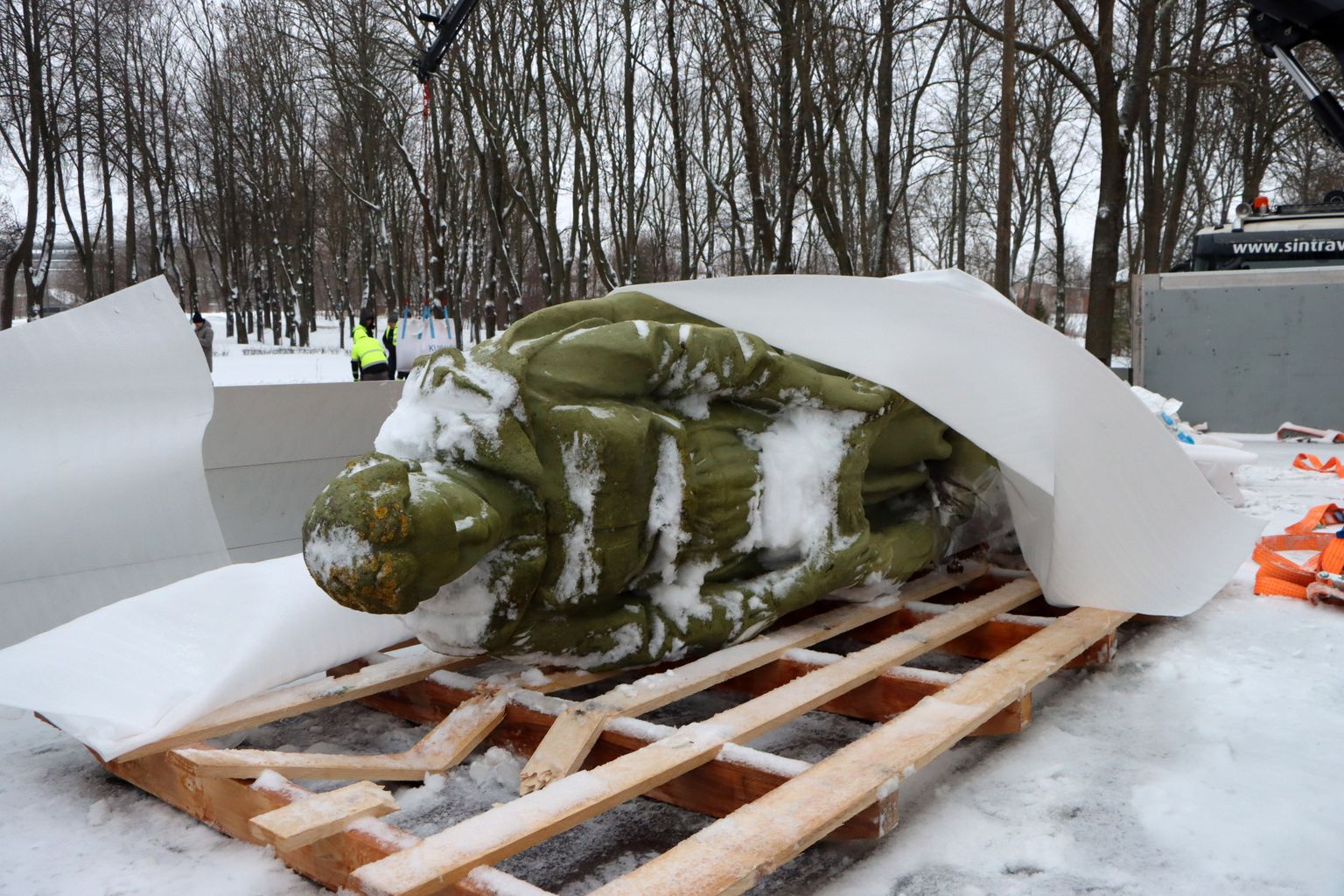 В этом году исполнилось бы 75 лет с момента установки этой статуи скорбящей женщины на улице Пионеэри в Кохтла-Ярве. Отныне она будет находиться в Эстонском военном музее.