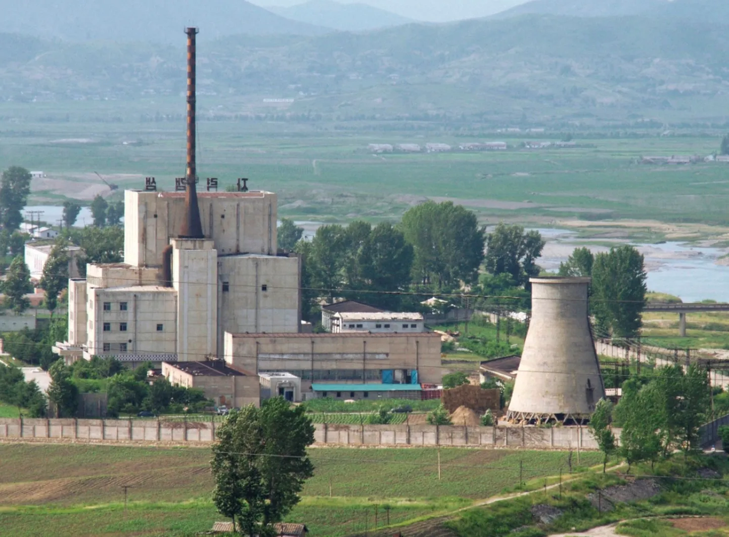 Атомная электростанция Северной Кореи в Йонбёне, 2008 год.