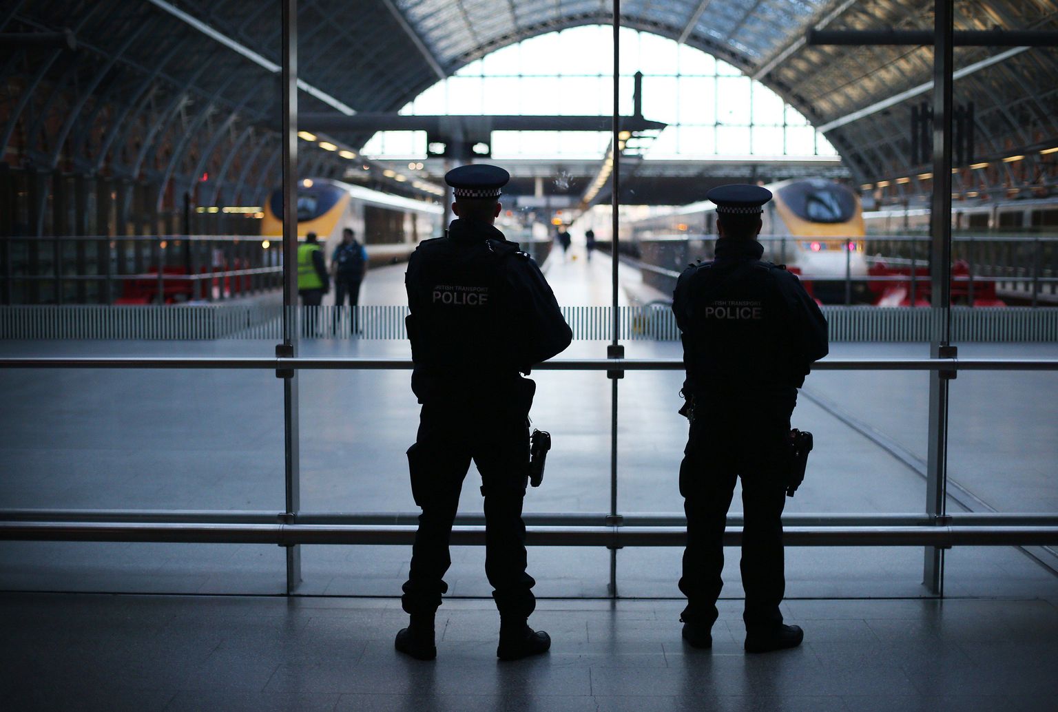 Briti politseinikud Londonis asuvas raudteejaamas.