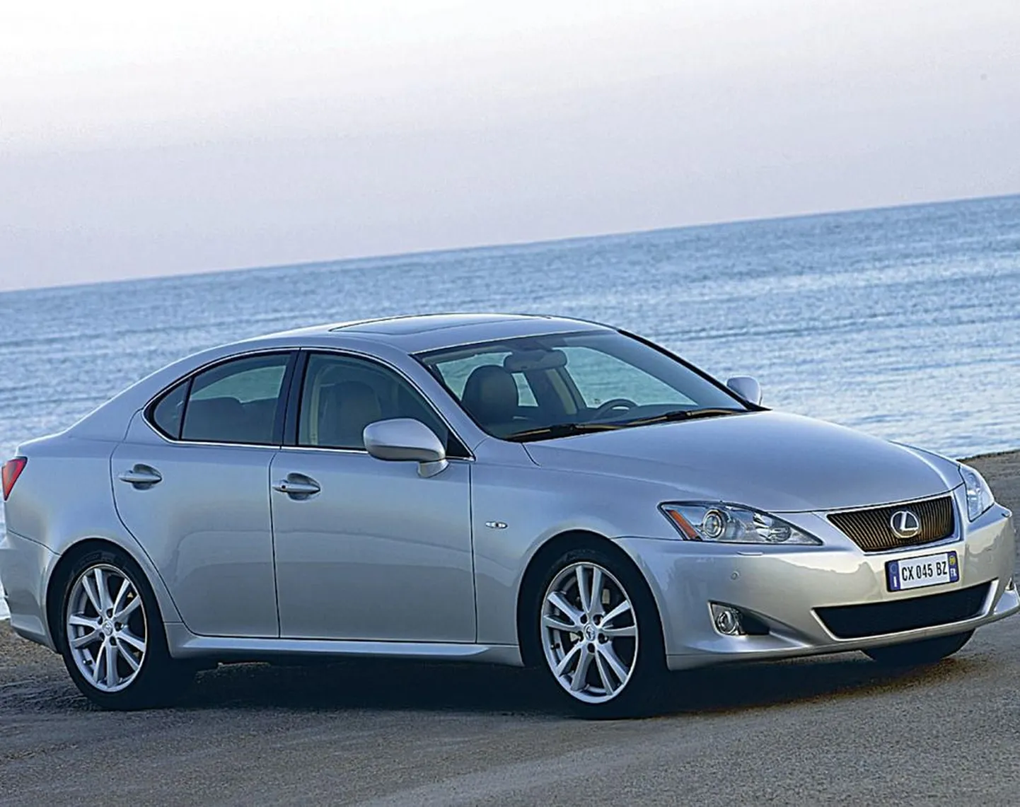 Erinevalt mitmest teisest autotootjast ei ole Lexus seda teed läinud, et nimetaks ISi «neljaukseliseks kupeeks». Samas võiks just Lexus seda teha: ISi siluett meenutab kupeed rohkem kui konkurentide mudelid.
