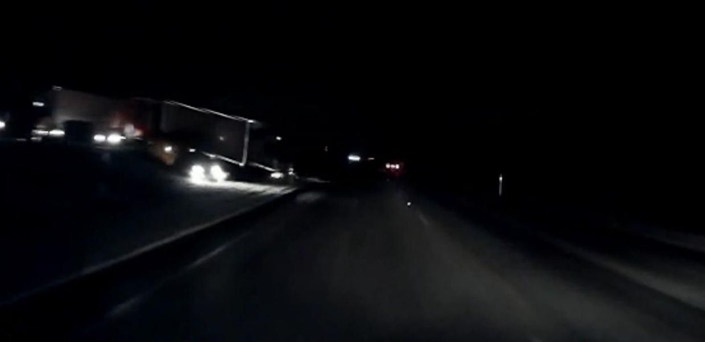 Kaader videost, mis näitas sõiduauto nappi pääsemist vastassuunavööndisse paiskunud veoki eest.