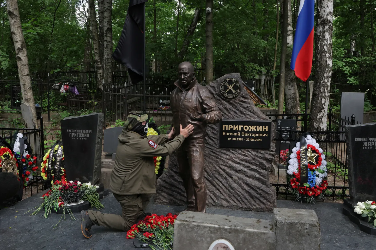 Inimesed viivad äsja Peterburi kalmistul avatud Vene erasõjafirma Wagner juhi Jevgeni Prigožini kuju juurde lilli 1. juunil 2024. aastal.