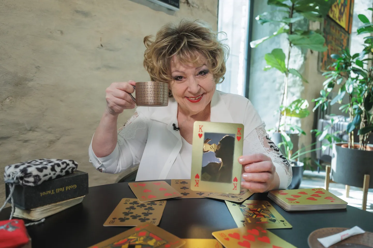 Елена Варик делает расклад на Томми Кэша.