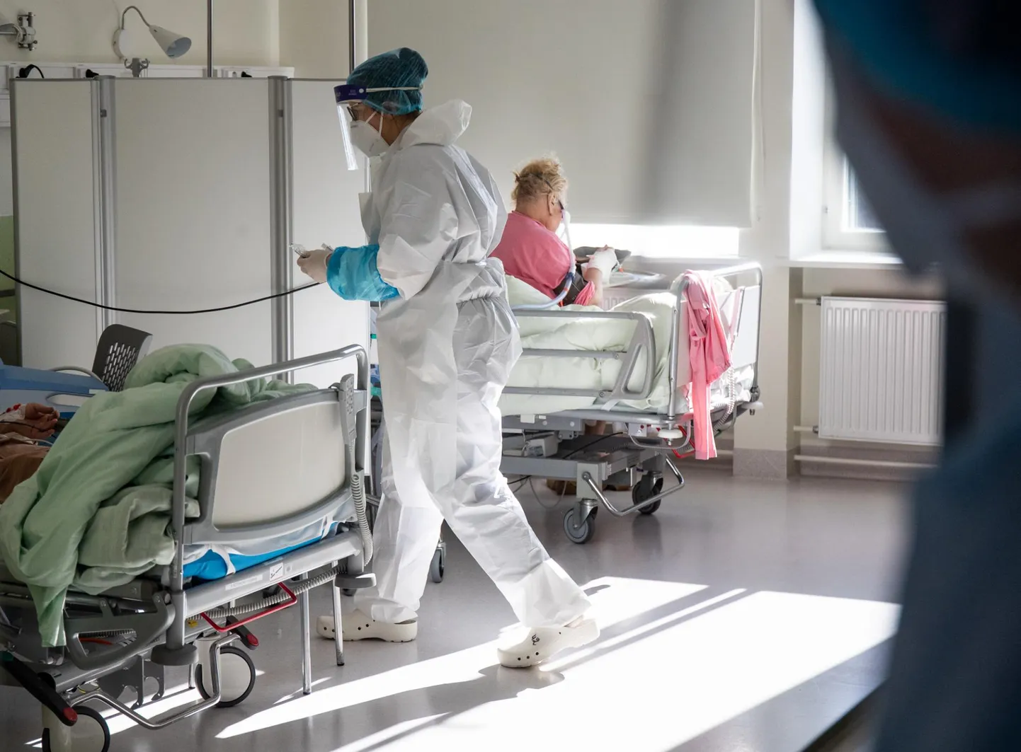 Pärnu haigla intensiivravi osakonnas on viis raskes seisus COVID-19-patsienti, kellest neli juhitaval hingamisel.