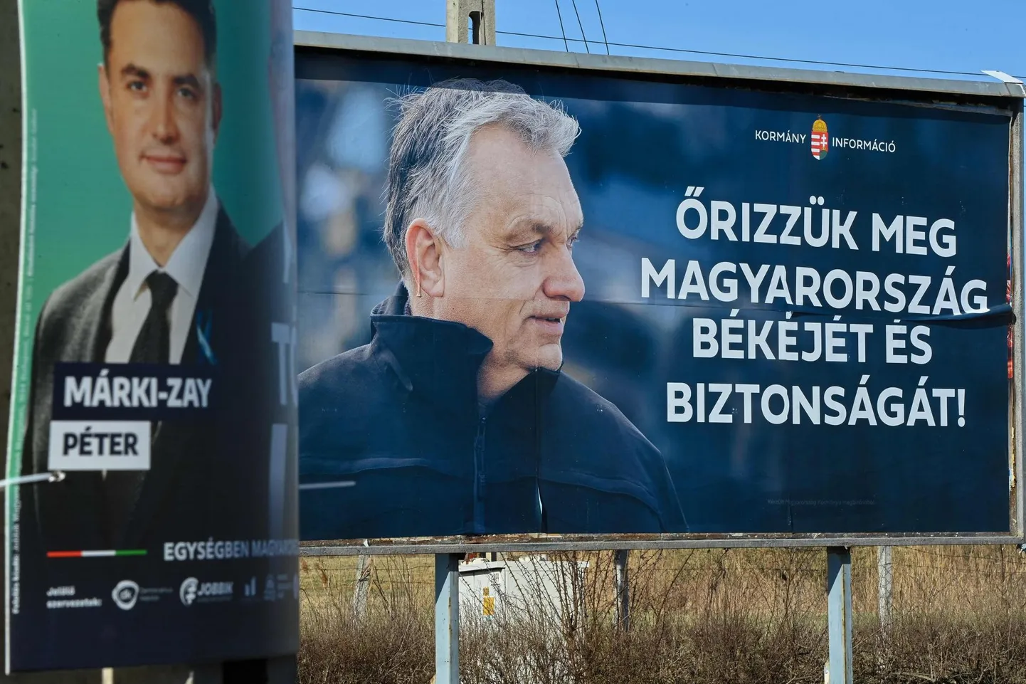 Opositsiooni ühisnimekirja vedava Péter Márki-Zay ja tema vastaskandidaadi Viktor Orbáni valimisplakatid Kisvárda linnas. Peaminister kutsub plakatil üles päästma Ungari rahu ja turvalisust.