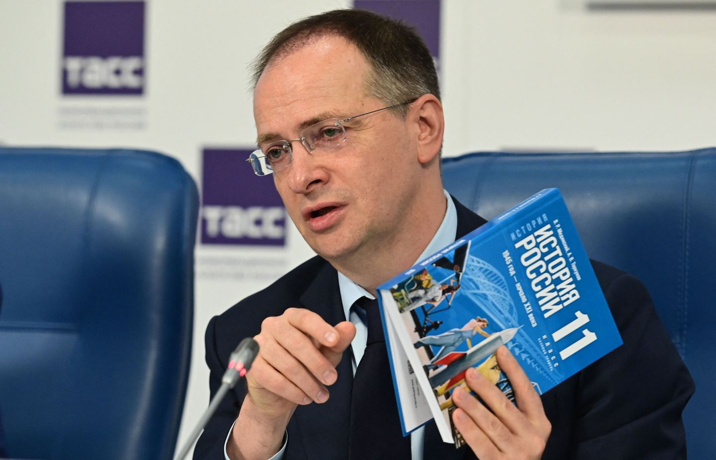 Владимир Мединский на презентации учебника, где на обложке значится его имя.