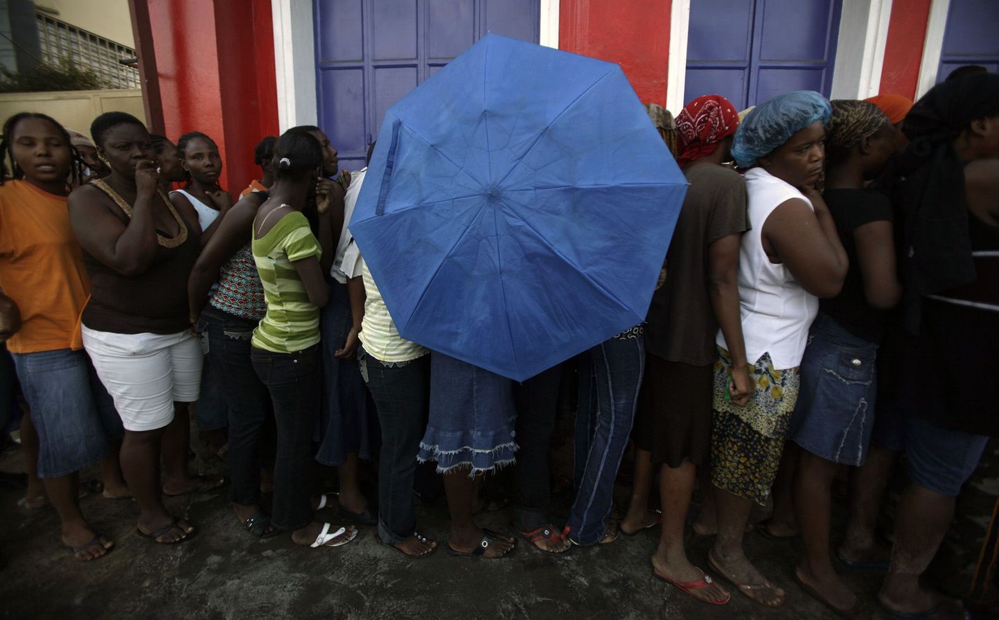 Haitil on algamas vihmaperiood. Fotol maavärinas kannatanud haitilased toidujärjekorras