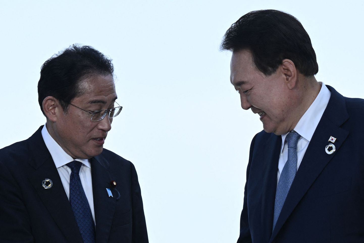 Jaapani peaminister Fumio Kishida (vasakul) ja Lõuna-Korea president Yoon Suk-yeol