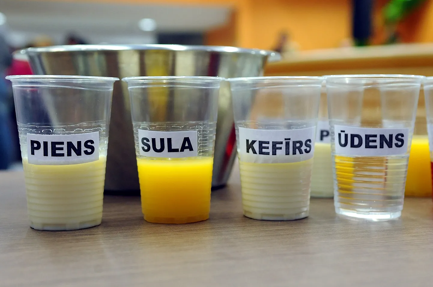 Dzērieni plastmasas glāzēs.
