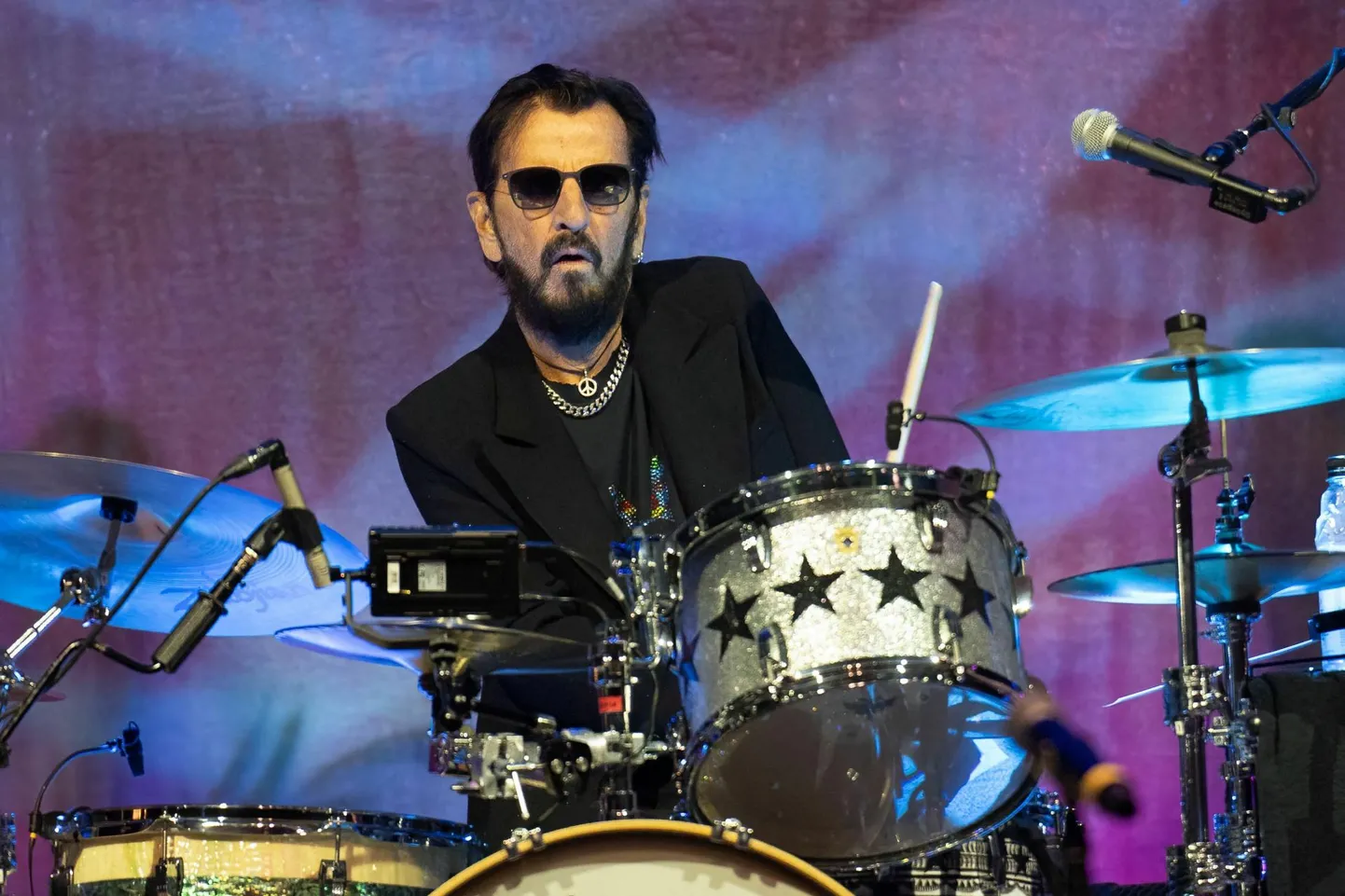 Ringo Starri trummikäsitsust iseloomustavad lihtsus ja kindlus. Sellel fotol on ta trummide taga koos oma His All Starr Bandiga Austinis Texases mullu suvel antud kontserdil.