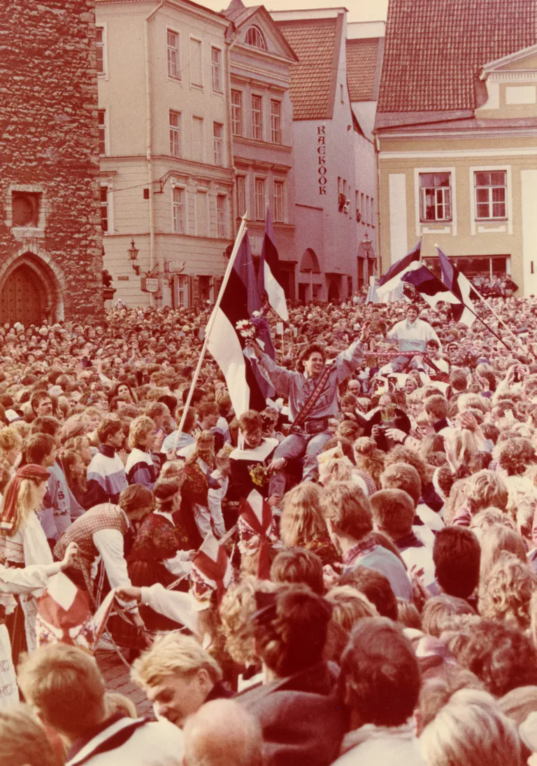 Rahvas rõõmustab: Seouli olümpiavõitjad sisenevad Raekoja platsile (1988).