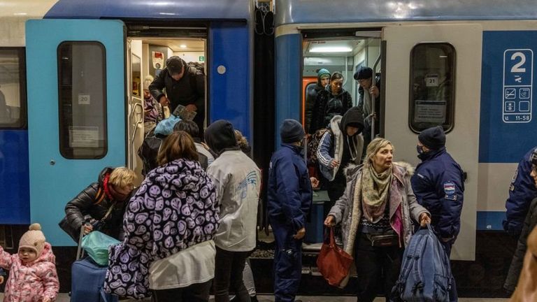 Для многих беженцев Будапешт - лишь первая точка на пути в другие страны ЕС