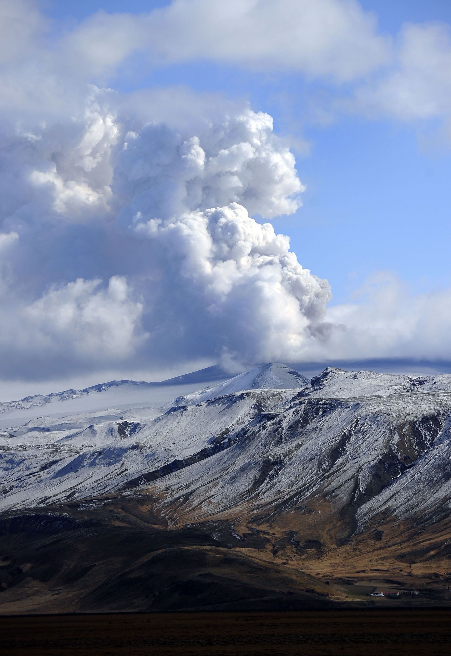 Пепел над вулканом Эйяфьятлайокудль.