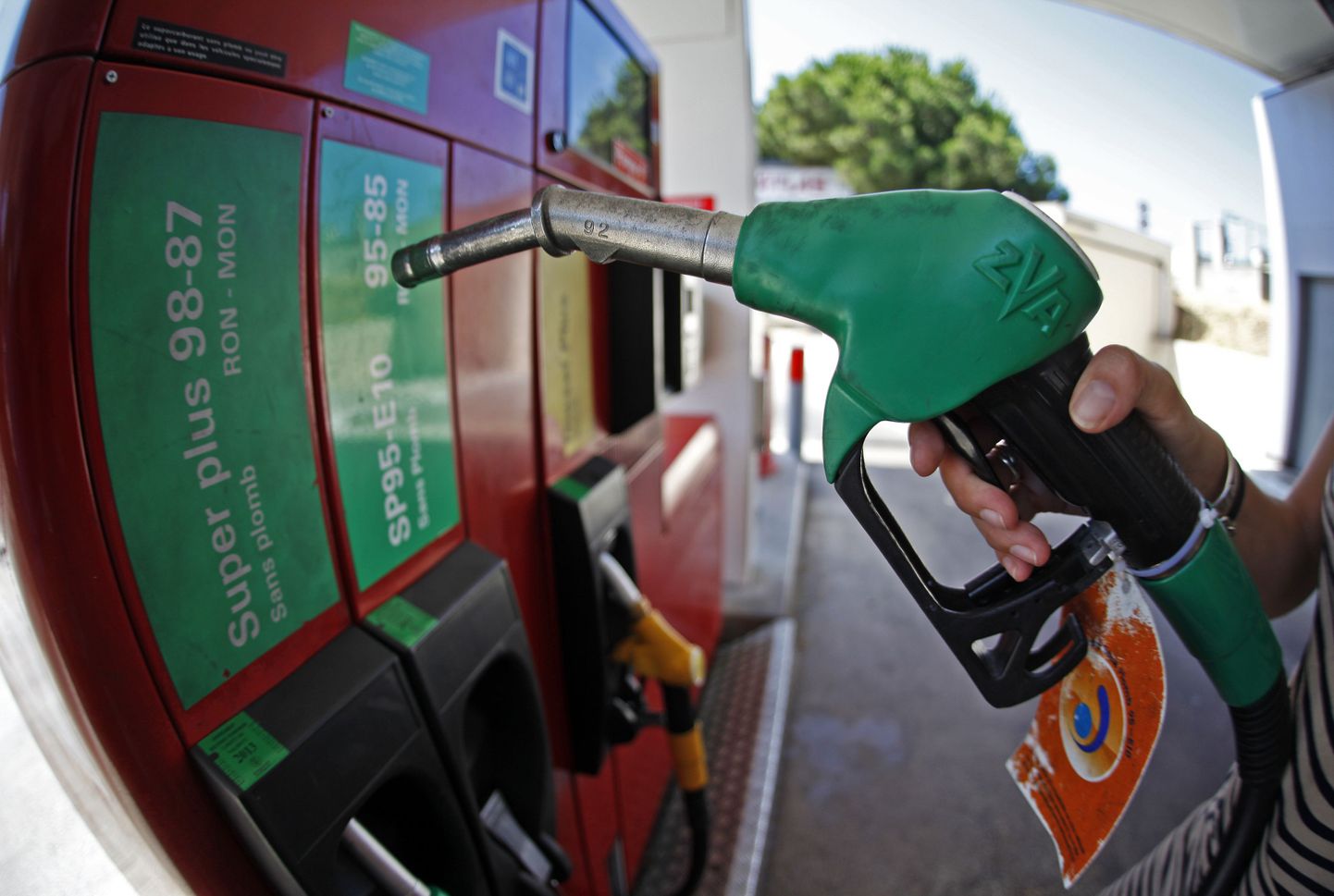Kukkunud kütusehinnad mõjutasid eurotsooni hinnaindeksit augustis enim. Pildil tankla Prantsusmaal Nizzas.