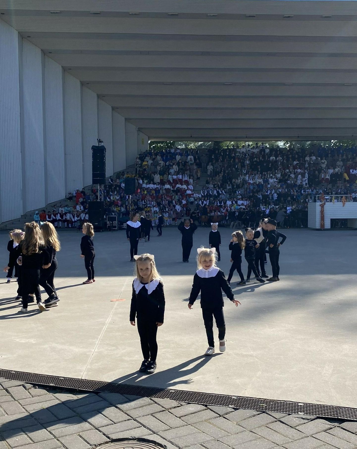 Viljandi lasteaedades on praegu kõige populaarsem huviring tantsutrenn. Pildil on S-Stuudio eelkooli tantsijad Viljandi laulupeol. Esiplaanil Amia Melissa Võsu (vasakul) ja Marii-Eleen Osila.