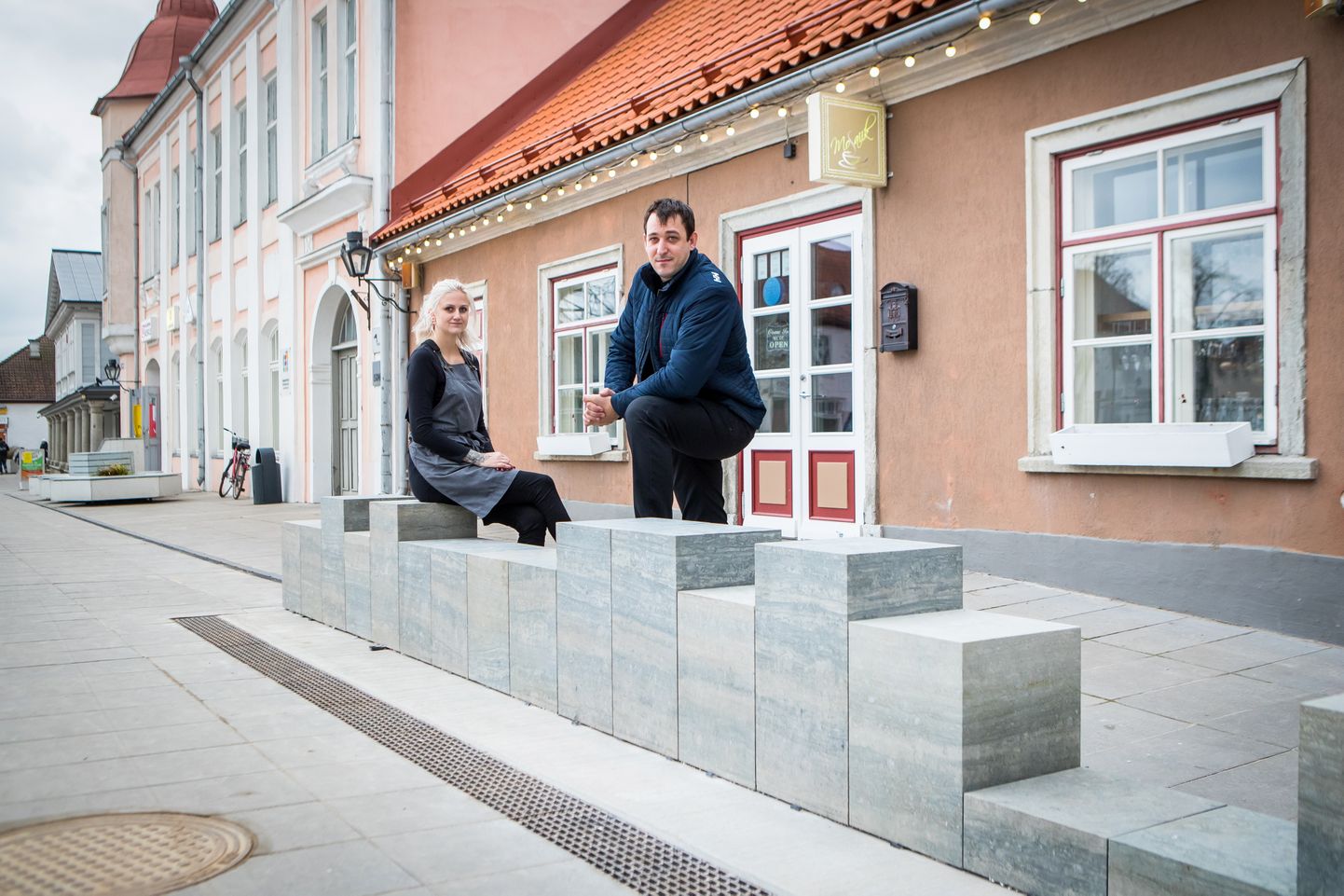 MOSAIIGI KOHVIKU klienditeenindaja Kati Rahumeele ja peakokk Märten Sepa arvates peaks vaekoja esine müür olema paari kivi võrra kitsam.
