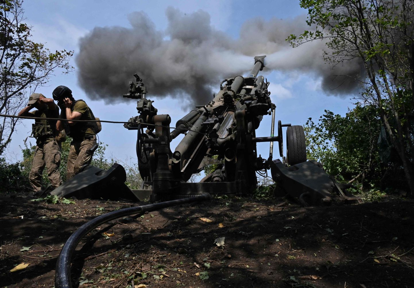 Ukraina sõdurid andmas tuld USA tarnitud M777 haubitsatest 1. augustil.