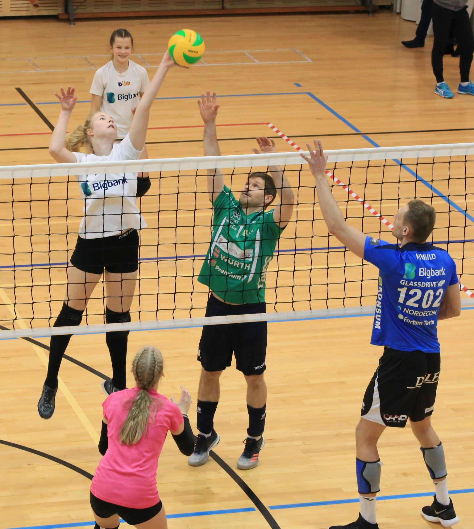 Aasta alguses Tartu klubiga liitunud Rait Rikberg (rohelises) kolmapäevases mängus liialt rünnakule ei tikkunud. Pigem proovis ta jagada tütarlastele löögiks võimalikult häid tõsteid.