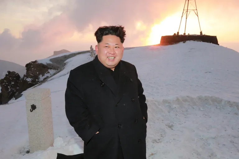 Ajaleht Rodong avaldas foto naeratavast riigipeast lumisel mäetipul, selja taga tõusev päike.