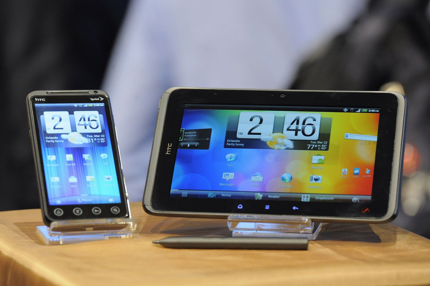 Телефон HTC Evo 3D (слева) и планшетный компьютер HTC Evo View 4G.