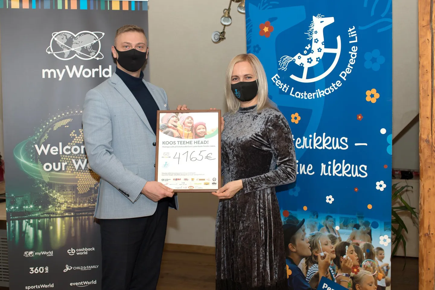 myWorld Estonia tegevjuht Villu Loonde andis üle heategevusliku annetuse Eesti lasterikaste perede liidu presidendile Aage Õunapile.