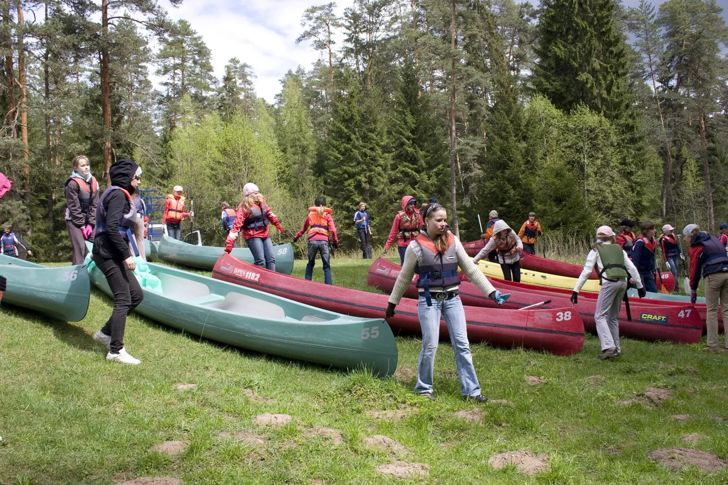 Kanuumatkajad on valmis jõele siirduma.