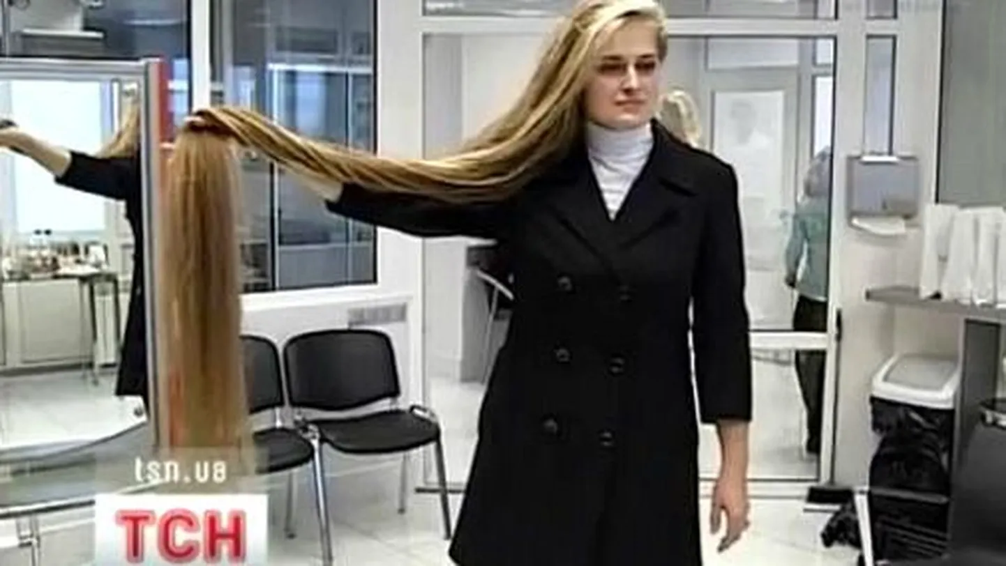 Девушка с длинными волосами.