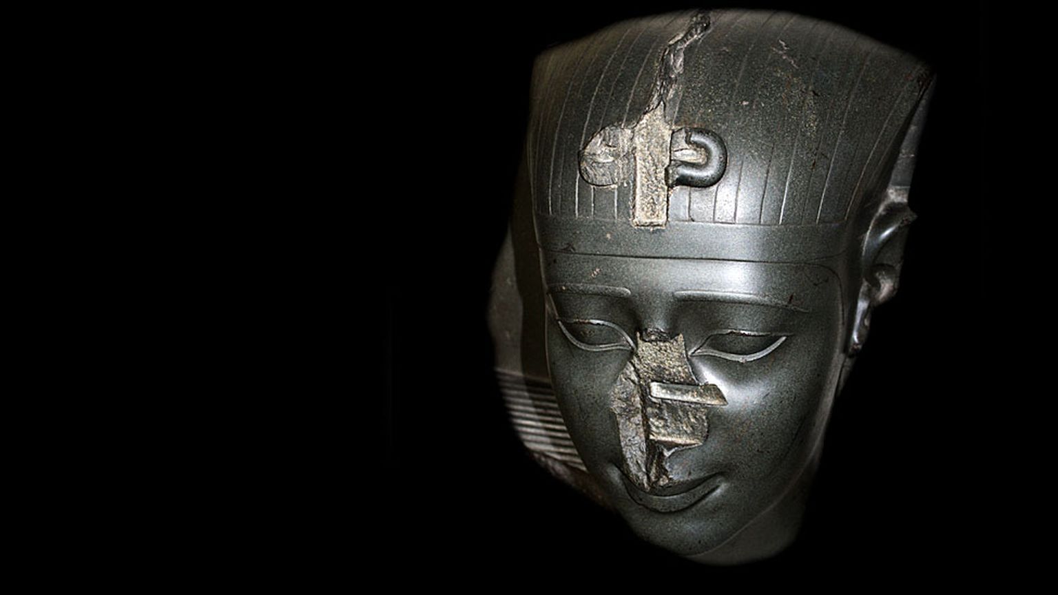 Исследования показали, что отсутствие носов у статуй, подобных этой (фараон Тридцатой династии, около 370 г. до н.э.), вовсе не случайно