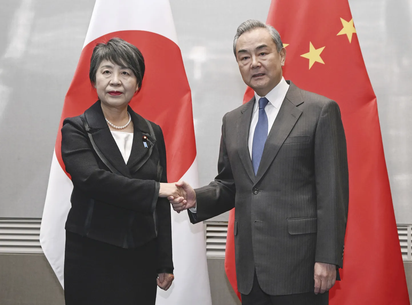 Jaapani välisminister Yoko Kamikawa ja tema Hiina ametivend Wang Yi Lõuna-Korea sadamalinnas Busanis. 25. november 2023.