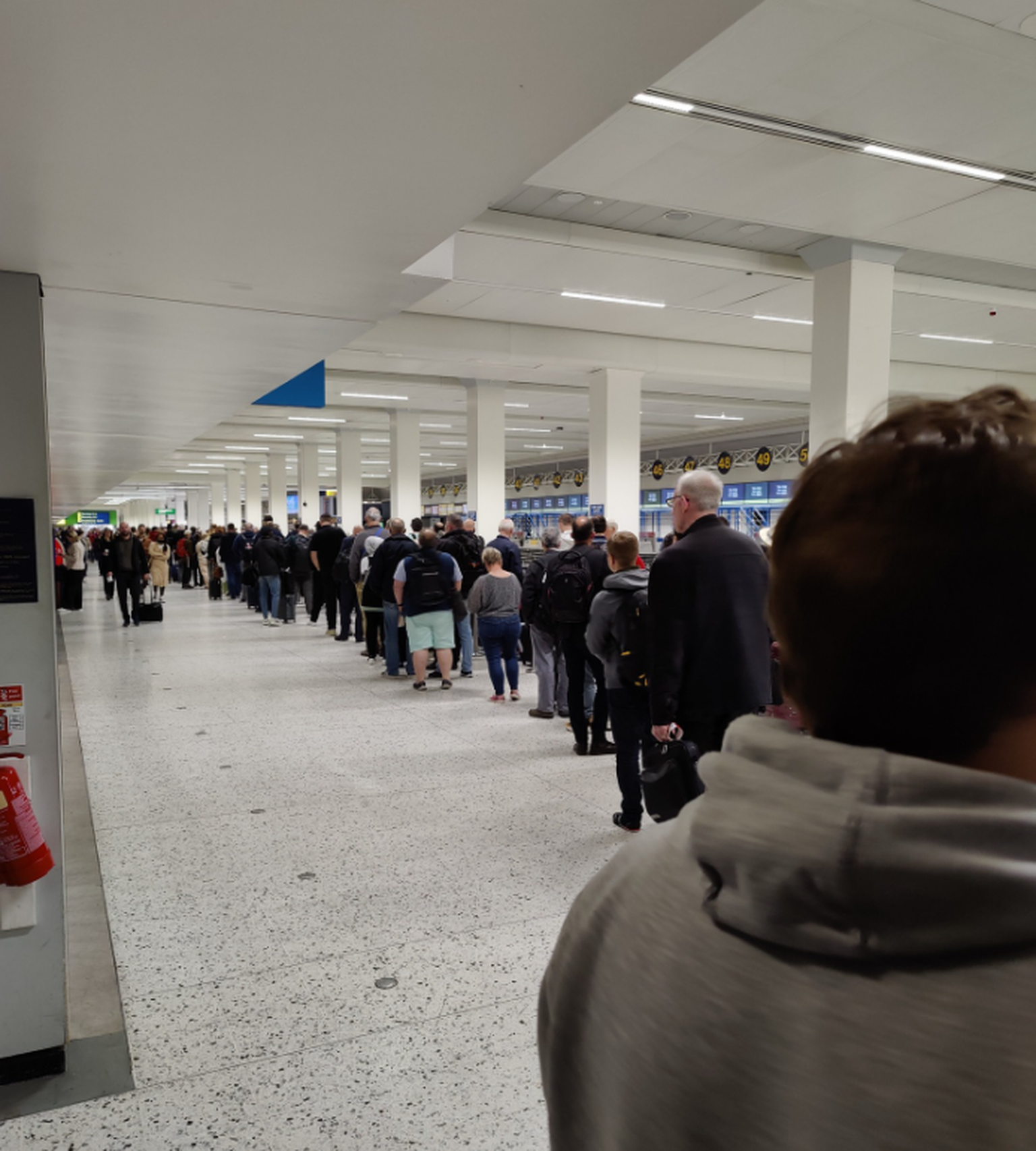 Inimesed ootavad Manchesteri lennujaamas tunde, et jõuda turvakontrolli.