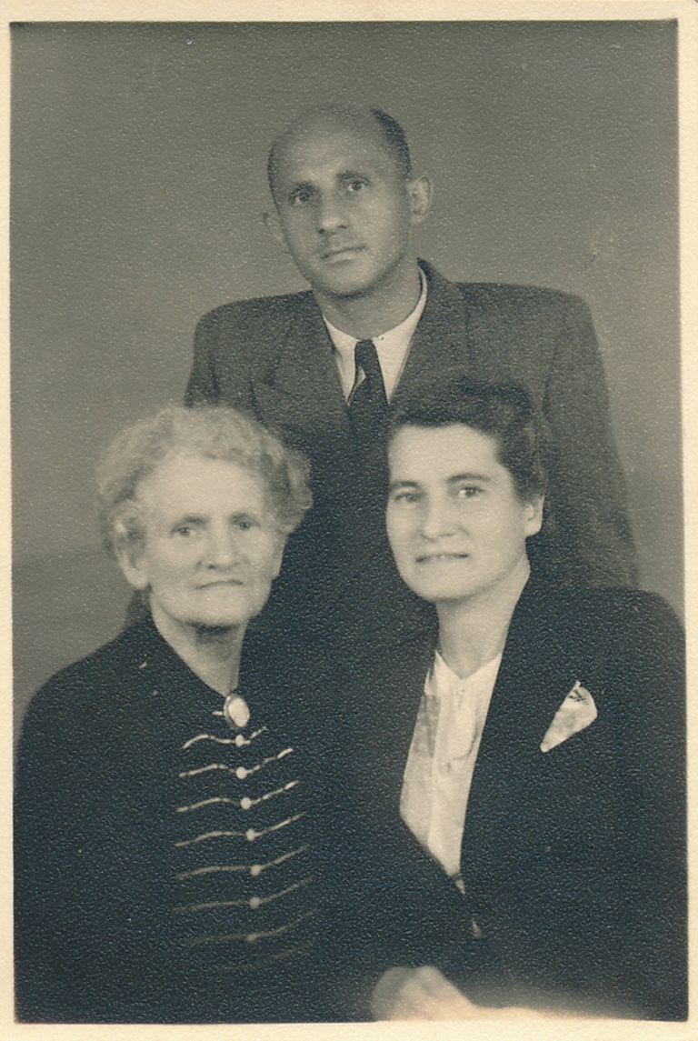 Tartu elanikud: doktor Grigori Bogdanov, doktor Klavdia Bežanitskaja ja Tamara Lagovskaja (Miljutina). 1946.a., TM F 1195, Tartu Linnamuuseum,