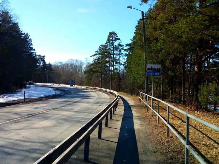 Reiu silla otstes asuvad Pärnu linna algust ja lõppu tähistavad sildid.
