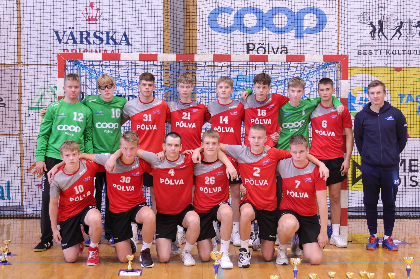 Põlva käsipalliklubi / Põlva spordikooli noored saavutasid noormeeste B-vanuseklassi karikavõistlustel teise koha.