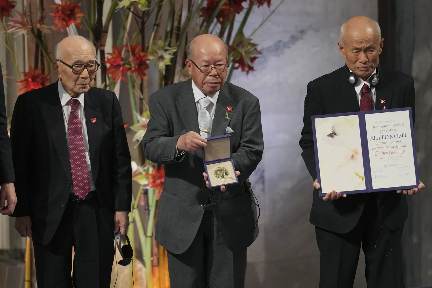 Jaapani tuumapommi plahvatuse üleelanute ühendust Nihon Hidankyo esindavad Terumi Tanaka, Shigemitsu Tanaka ja Toshiyuki Mimaki Nobeli rahupreemia üleandmise tseremoonial. 10. detsember 2024.