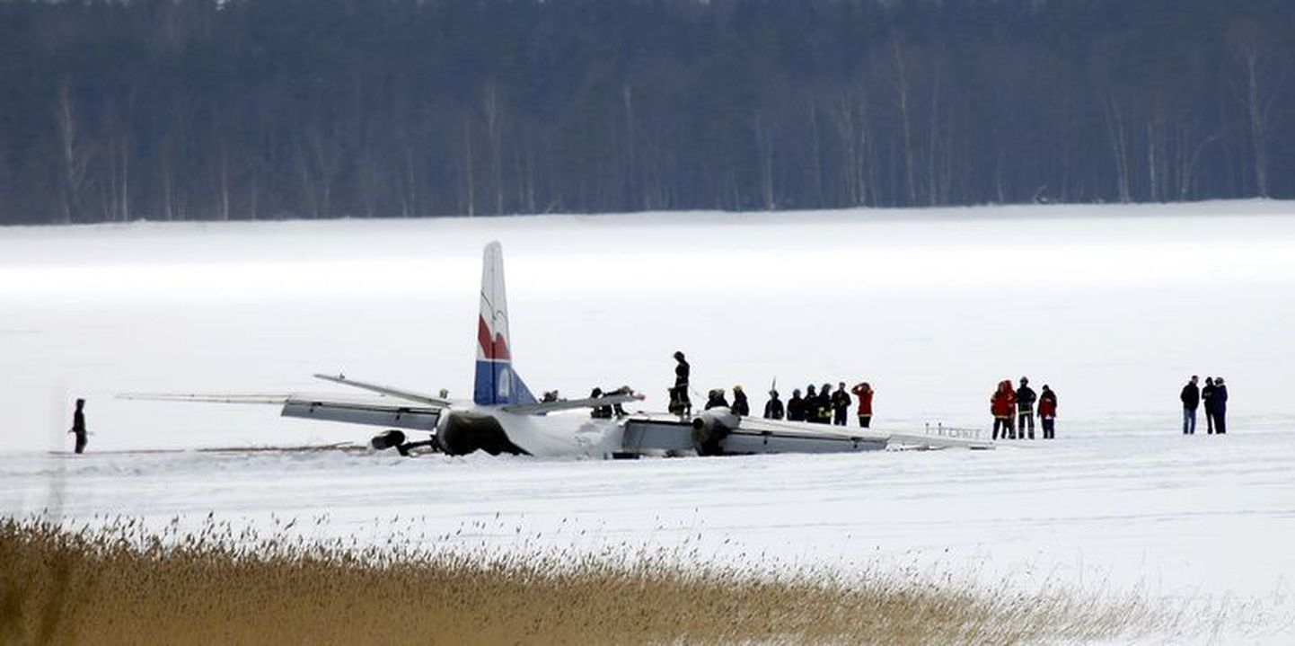 Helsingist Tallinna saabunud kaubalennuk oli sunnitud hädamaanduma Ülemiste järve jääl.