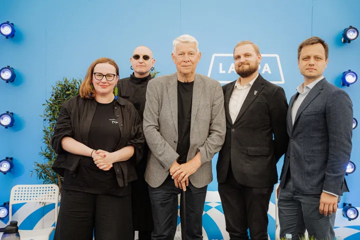 TVNET žurnāliste Ieva Alberte, mākslinieks Kristians Brekte, bijušais valsts prezidents, ārsts-traumatologs Valdis Zatlers, RSU Psihosomatiskās medicīnas un Psihoterapijas klīnikas galvenais ārsts Ernests Pūliņš-Cinis un kardiologs aritmologs Kaspars Kupics.