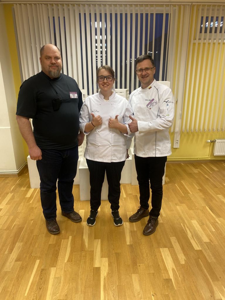 Cerle Siim võitis kokandusõpilaste kutsevõistlusel Riias kolmanda koha. Paremal võistluse kohtunik Darius Bobrovolskas ja vasakul kohtunik Edgars Zakis.