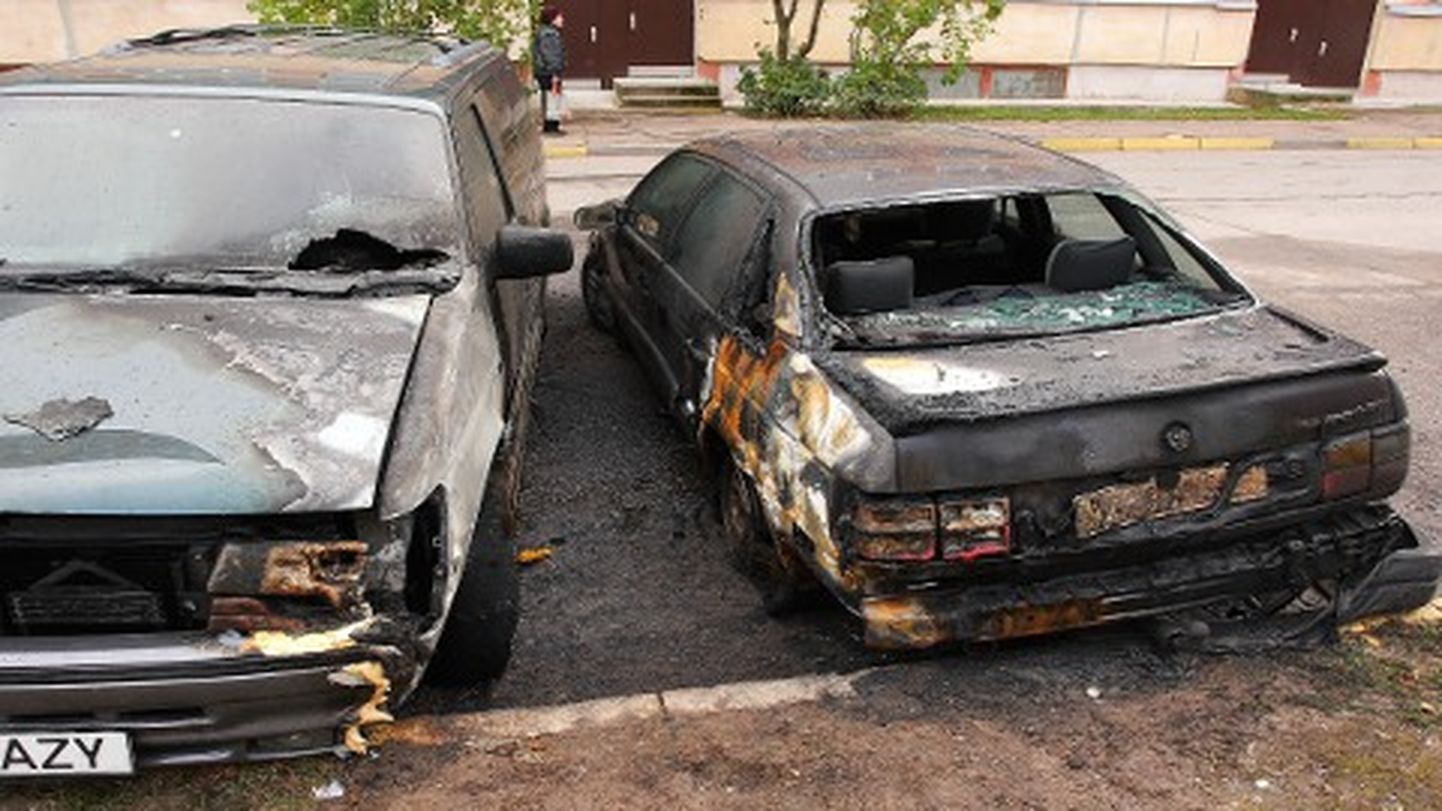 Samal Narva tänaval on samade inimeste autosid üks kord lõhutud ja kaks korda süüdatud. Politsei pole kurjategijaid leidnud. (Tegemist on arhiivifotoga ja sellel kujutatu ei ole otseselt seotud artiklis kirjeldatud juhtimitega)