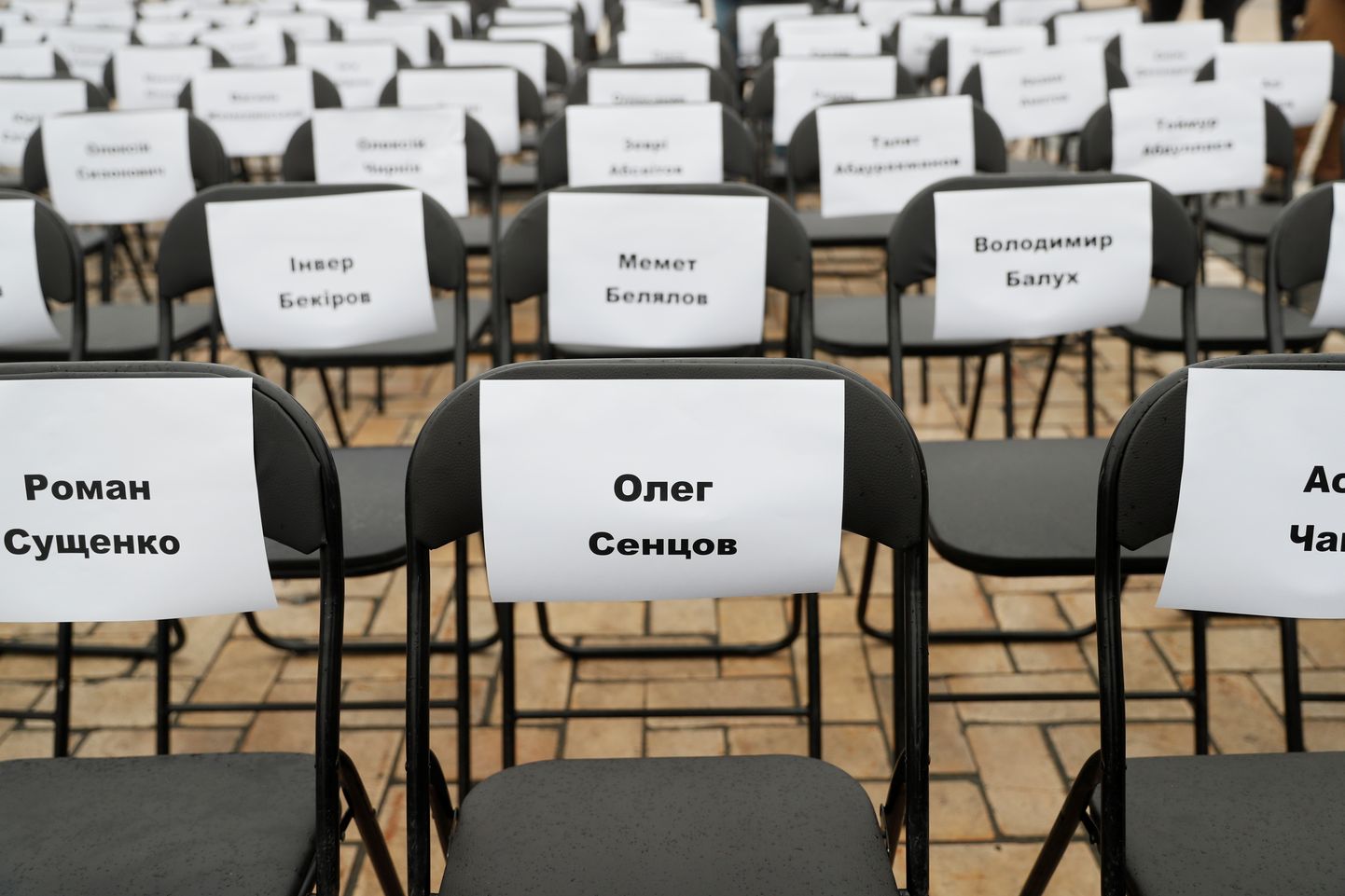 Pilt eelmise aasta etendusest, kus kinnitati toolidele lehed Venemaal vangistatud ukrainlaste nimedega.